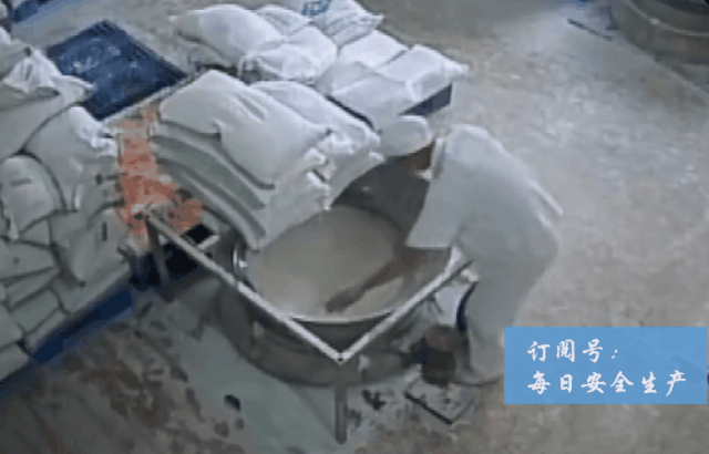 又一起触电事故，人瞬间没了｜触电事故动图合集，胜过百场培训！